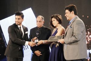 Keshav Bansal receiving Extraordianaire award by Sunidhi Chauhan