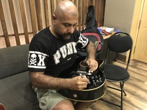 Vishal Dadlani signing his guitar for donation for Music for a Cause