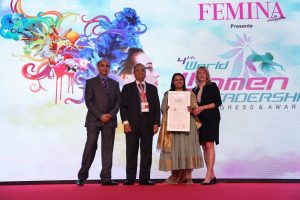 Gunjan Aggarwal of Esquared lifts the 2017 award of 4thWorld Women Leadership - WORLD HRD CONGRESS and FEMINA